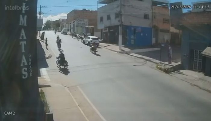 Acidente grave de moto em Nova Serrana: câmera flagra colisão frontal e deixa feridos