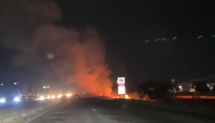Incêndio de grandes proporções consome vegetação às margens da Br-050 em Uberlândia
