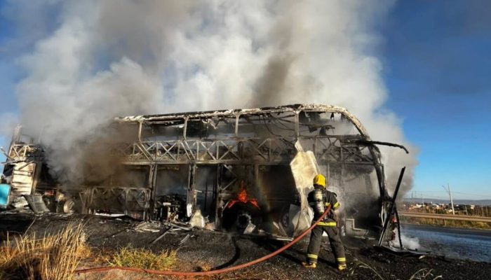 Incêndio destrói ônibus com 65 passageiros a caminho do Nordeste em Montes Claros