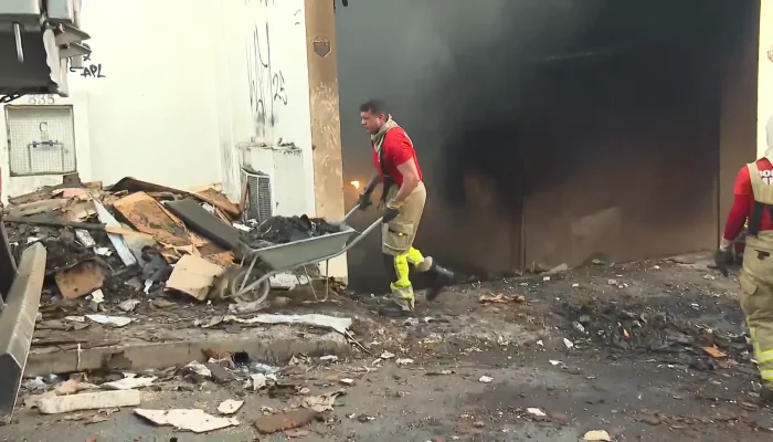 Incêndio em depósito de móveis em Belo Horizonte chega ao quarto dia de operações
