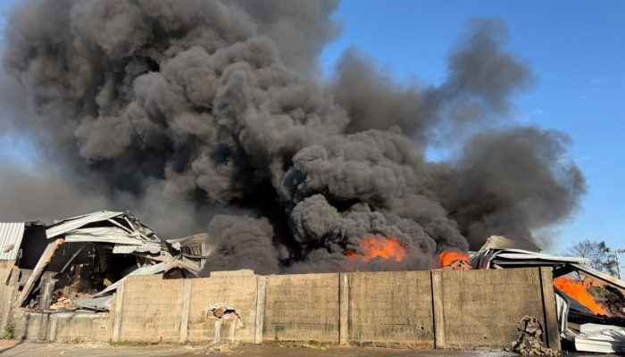 Incêndio em fábrica de EVA em Perdigão deixa três feridos graves após explosão elétrica