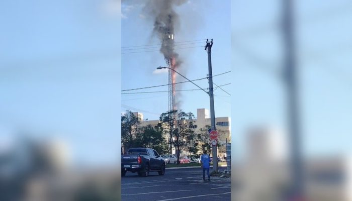 Incêndio em torre de telefonia mobiliza bairro em Uberlândia durante manutenção