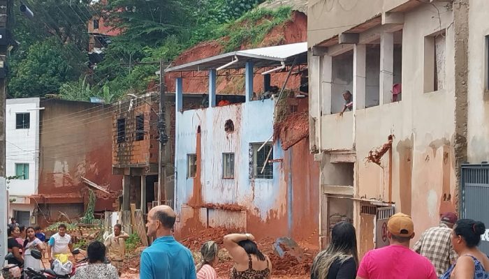 Ipatinga inicia demolição de imóveis condenados após deslizamentos que vitimaram 11 pessoas