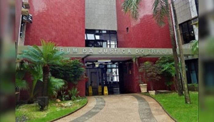Justiça do Trabalho anula justa causa por 4 minutos extras devido a relógio de ponto distante