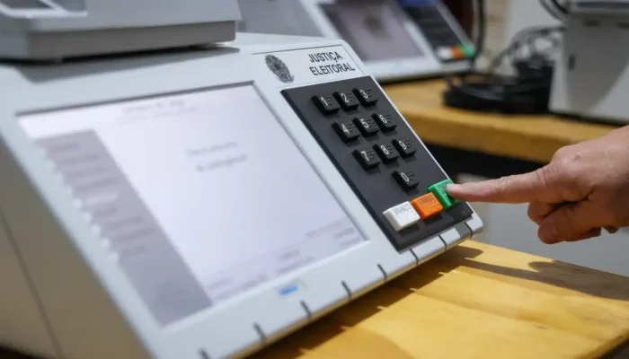 Justiça Eleitoral amplia acessibilidade com transporte gratuito e urnas adaptadas