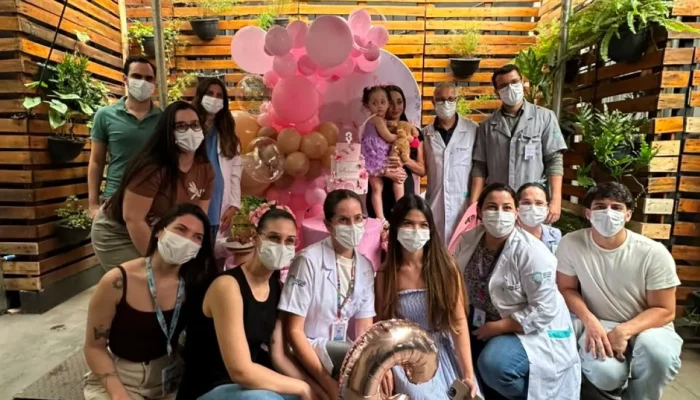 Menina que vive em hospital desde o nascimento celebra três anos em Divinópolis
