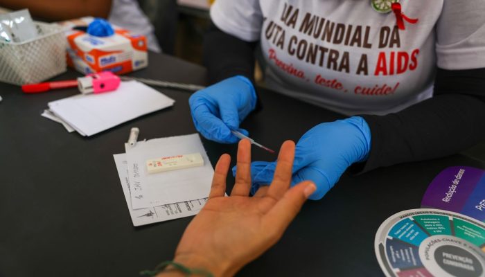 Mitos e estigma em torno do HIV ainda custam vidas e atrasam tratamento no Brasil