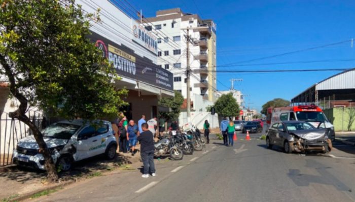 Motorista avança parada obrigatória e causa colisão múltipla em Patos de Minas