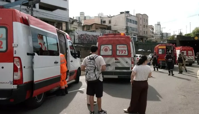 Motorista sofre mal súbito e ônibus colide com oito veículos no centro de Juiz de Fora