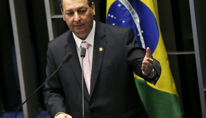 Omar Aziz barra emendas da oposição e mantém texto da PEC que extingue a escala 6x1 no Senado