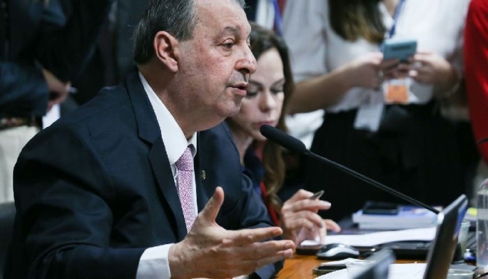 Omar Aziz dá parecer favorável à PEC que extingue a escala 6x1 e fixa jornada de 40 horas