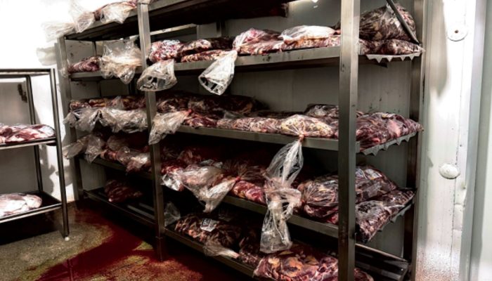 Operação conjunta em Formiga multa frigorífico em R$ 35 mil por carnes impróprias