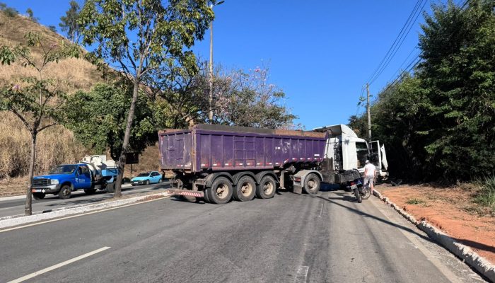 Pane mecânica em carreta interdita totalmente a Br-381 no Morro da Usipa em Ipatinga
