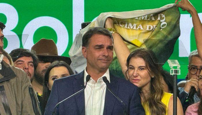 PL oficializa candidatura de Flávio Bolsonaro à Presidência em convenção com Milei e mensagem de IA