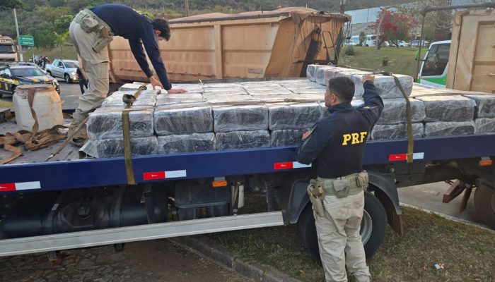 PRF barra quase 2 toneladas de maconha camufladas em minério na Br-262