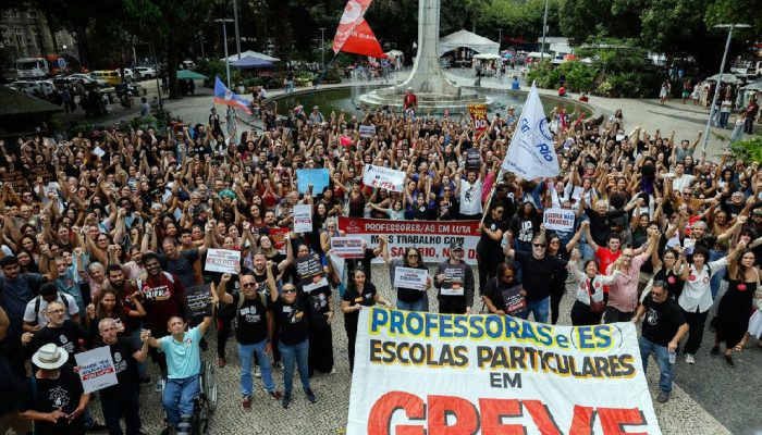 Professores da rede particular do Rio de Janeiro paralisam atividades por melhores condições