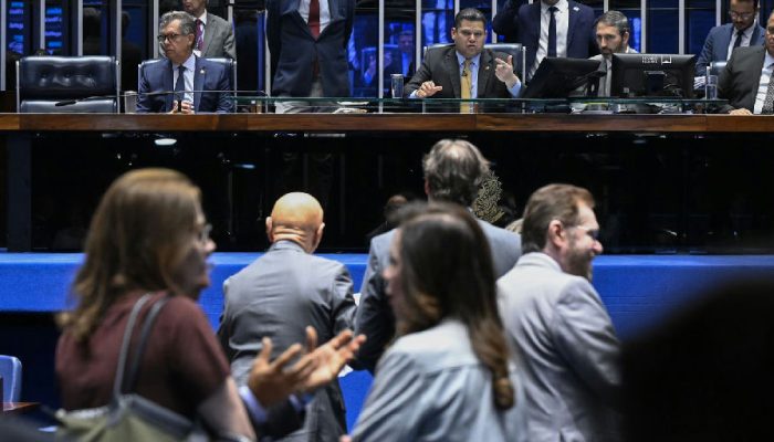 Senado adia votação sobre fim da escala 6x1 para após as eleições de 2026