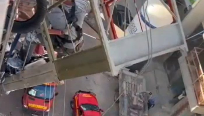 Trabalhador é salvo após plataforma elevatória romper em obra no Centro de Divinópolis