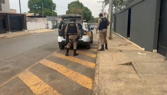 Unaí: homem é detido por tentativa de feminicídio após ser flagrado ensanguentado com criança no colo