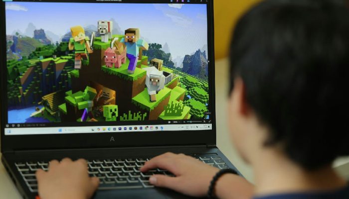 Uso excessivo de telas faz crianças piscarem menos e aumenta casos de olho seco